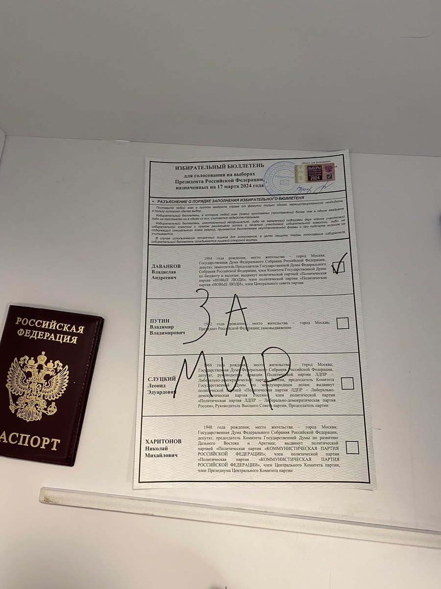 Kisievdt's tweet photo. Уверен, вы тоже сталкивались хоть раз с мнением, что "на выборы ходить не нужно", "мой голос ни на что не влияет", "нарисуют любой результат" и "я не хочу своим участием легитимизировать власть" — такое сейчас регулярно мне попадается на глаза.

Плохая новость для всех сторонников бойкота. Власть будет в любом случае легитимизирована теми, кто на выборы придет. Это бюджетники, зависимые от государства люди, лояльные сторонники.

Даже если вы считаете, что выборы могут сфальсифицировать, неявка ничего не меняет. Если вы не пришли, ваш голос точно не будет учтен против "Единой России". В целом и фальсифицировать не придется, сторонники режима обеспечат нужный результат. Если вы хотите помешать фальсификаторам, то вам нужно воспользоваться своим правом голоса и лично заполнить бюллетень, пока такая возможность еще есть. Поэтому приходите на выборы 20 сентября.

Еще одно мнение, которое я регулярно встречаю: "это не выборы, а референдум", "мы своим голосом ничего не изменим", "руководство должно увидеть, что нас много". Нужно понимать, что Кремль прекрасно знает статистику и протестный потенциал. 

Сейчас идет дискуссия о необходимости голосовать ценностно или тактически. В текущих реалиях я давно принял решение отказаться от голосования за тех, кто мне идеологически близок, в пользу тактического выбора. 

Мне важно придерживаться позиции, приближающей поражение "Единой России", которая монополизировала парламент. Если мы хотим перемен в стране, то должны лишить правящую систему конституционного большинства, используя для этого самые сильные партии как таран.

Как это сделать? Нужно выходить за пределы нашего круга и убеждать не только тех, кто уже разделяет наши взгляды. Если цель — изменить расстановку сил в парламенте, то подход к голосованию должен обыграть задумку администрации президента.

"Яблоко" с антивоенными лозунгами допустили на думские выборы, в отличие от тех регионов, где они побеждали, потому что в них не видят угрозы. И строка в бюллетене должна консолидировать протестный потенциал, чтобы он не достался главным оппонентам ЕР. 

Поддержка крупных парламентских партий как раз дает большие шансы повлиять на итоговое распределение мандатов. Именно поэтому я говорю о НЛ и КПРФ, а не о "Яблоке". Речь не о том, чья программа ближе, а о том, какие партии обладают ресурсами, представительством и возможностями защищать свои голоса. 

У парламентских партий значительно больше наблюдателей, членов комиссий и возможностей оспаривать нарушения, поэтому подделать их результат сложнее. Самым сильным протестом против режима будет тот момент, когда после закрытия участков высыпят урны и по общему числу бюллетеней за НЛ и КПРФ по списку ЕР будет на втором месте.

Но даже дискуссии о том, как голосовать по списку, сейчас не так важны, как выбор самого сильного оппонента власти в округе и агитация тех, кто на выборы не собирается идти либо просто о них не слышал — таких еще весьма много.

А если хотите высказаться за мир, но при этом принести пользу протесту, то поступите так, как на иллюстрации к этому посту.