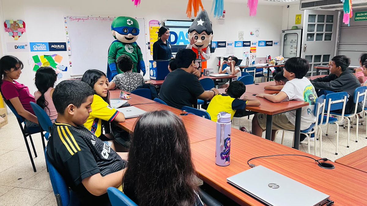 circular_ep's tweet photo. ¡Seguimos sembrando conciencia ambiental en las nuevas generaciones! 💚🎒

Con nuestro Plan Escuelas Circulares, junto a Juan Pueblo y Cap. Circular, visitamos los Centros de Nivelación de Tareas de la @DASEAlcaldiaGye en Plaza Colón y Las Orquídeas https://t.co/MDEGOAVzVn