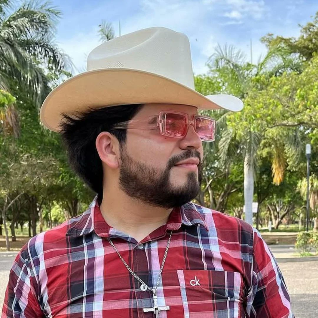 NewsBorder67's tweet photo. Transmisión interrumpida: César Gastélum sufre ataque armado en vivo. ¿Qué originó esto en Culiacán? #CésarGastélum #Culiacán https://t.co/ul9eHu1bf9