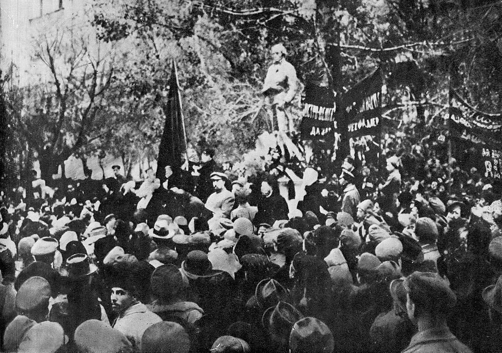 RWApodcast's tweet photo. The Judas statue is a myth; current historical consensus is that the Danish diplomat who is the original source of this claim heard a telephone game rumor about the burial of Janis Judins, a commander of the Latvian Riflemen, that took place in the city and at the time when the Bolsheviks allegedly put up the Judas monument.

The Bolsheviks did, however, put up a monument to Robespierre in Moscow in 1918. It collapsed three days later, and it is still unclear whether it was demolished by locals or fell apart on its own.