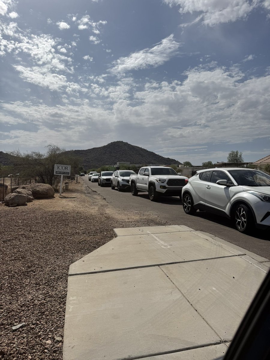 spunkymsp's tweet photo. Time for one final trip to Salad and Go. We’ve been in line for 30 minutes and finally made it into the strip mall parking lot.

We will miss this Phoenix staple. Much 💙 to all of the Greenies who served us for many years. #RIP #SaladandGo https://t.co/D8i9Vm1BBy