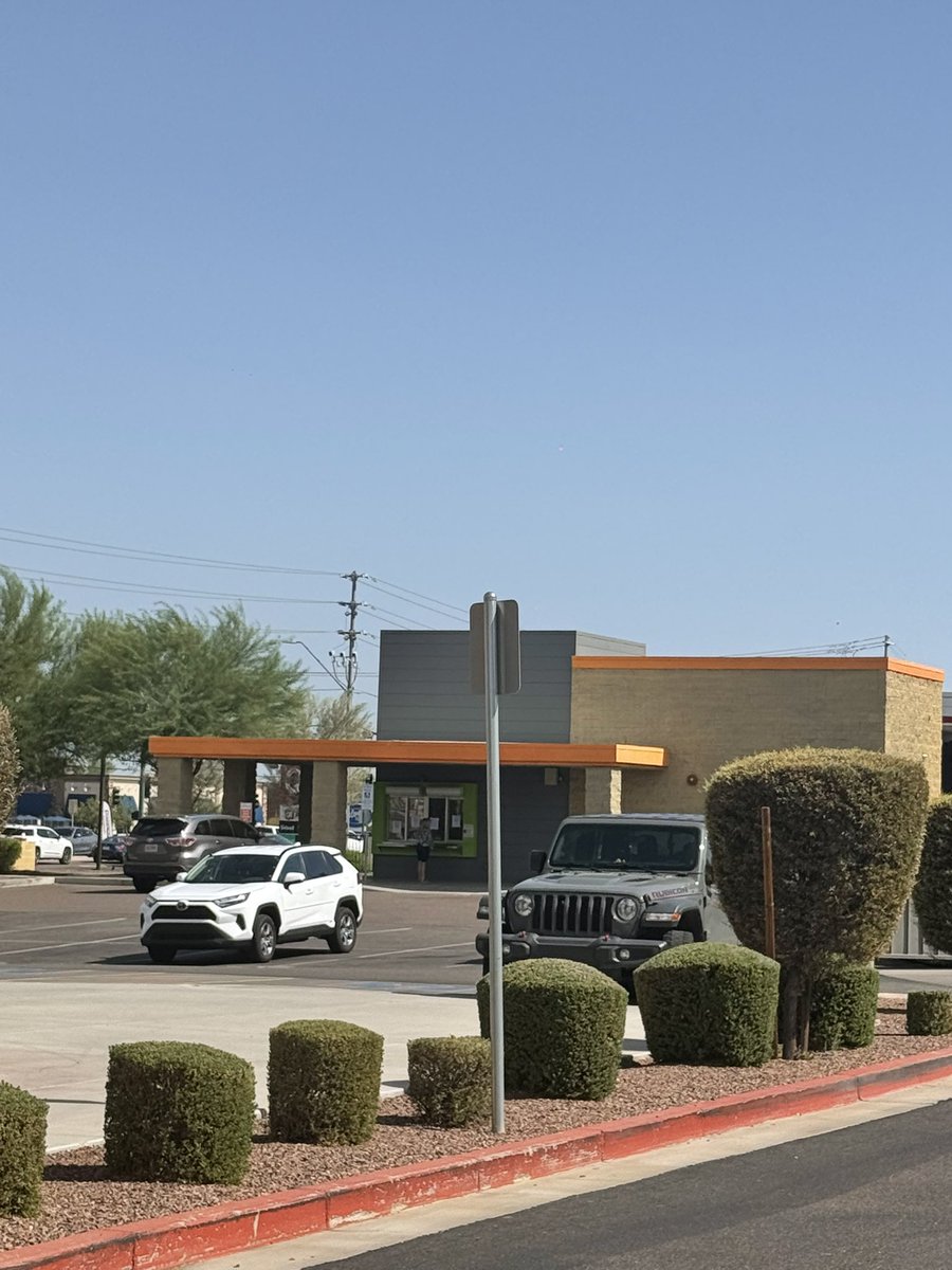 spunkymsp's tweet photo. Time for one final trip to Salad and Go. We’ve been in line for 30 minutes and finally made it into the strip mall parking lot.

We will miss this Phoenix staple. Much 💙 to all of the Greenies who served us for many years. #RIP #SaladandGo https://t.co/D8i9Vm1BBy