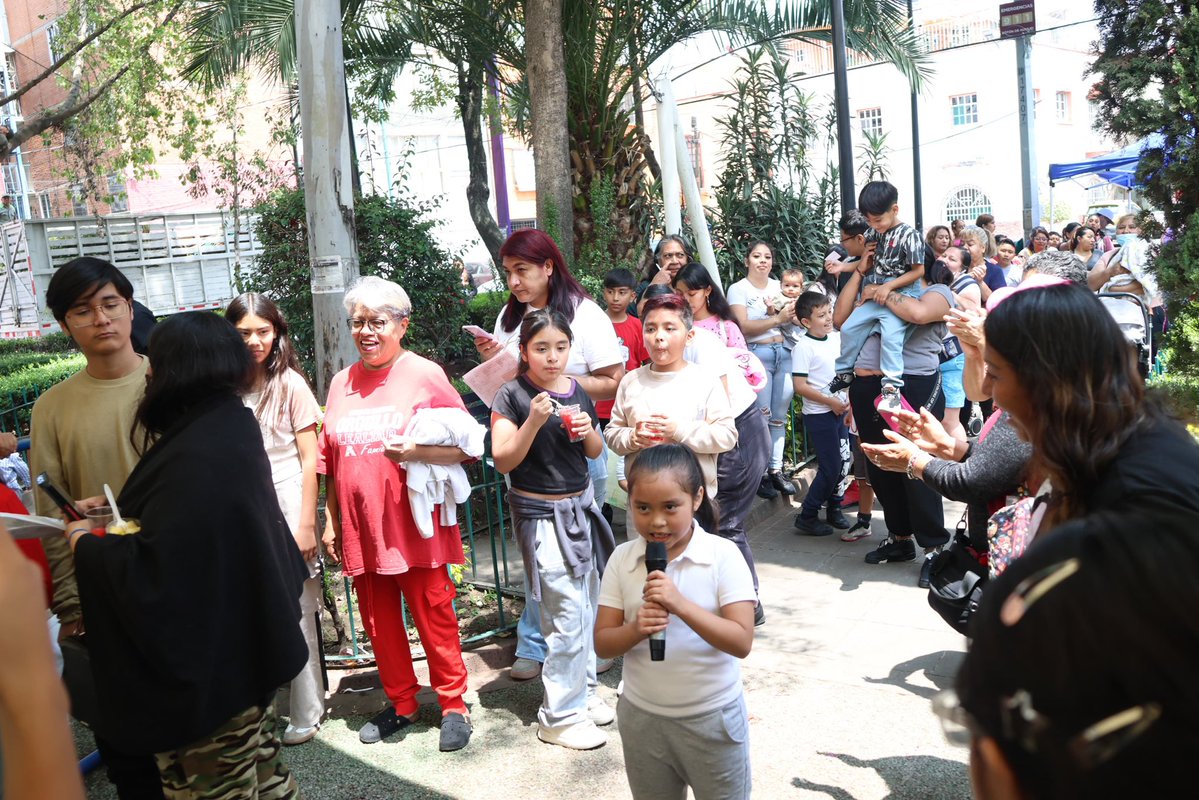 AlessandraRdlv's tweet photo. Estúdiale llegó a la colonia Morelos con cortes de cabello, fotografías, certificados médicos, CURP y más servicios para que las familias se preparen para el próximo ciclo escolar. Porque gobernar también es hacer más ligero el día a día de la gente. https://t.co/9uISbOy93y