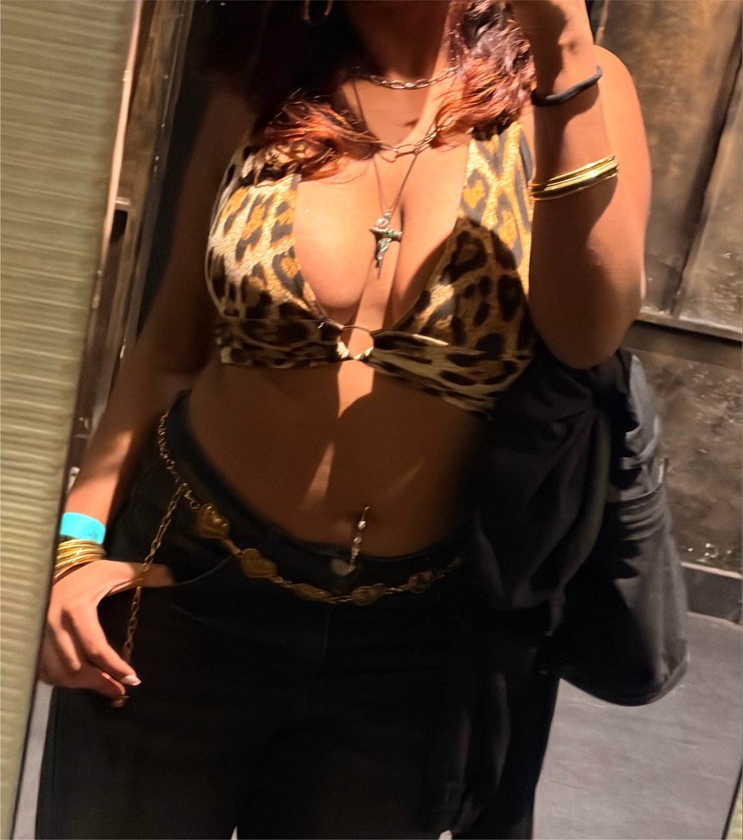 worshipsuziee's tweet photo. youd look cute with a leash. https://t.co/h7a4urfqD7