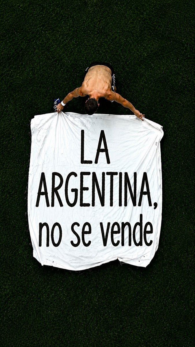 MFC1964ok's tweet photo. @marianherrrera LAS CALLES SON NUESTRAS
#ArgentinaNoSeVende https://t.co/vWgCt4SZS5
