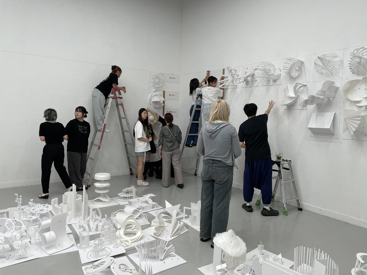 miyake_ymdo's tweet photo. 今年も成安造形大学空間デザイン領域の1年生による前期課題の展示がスタート
空間模型と布の立体造形を展示しています！
#成安造形大学
#空間造形デザイン領域
#住環境デザイン
#建築デザイン
#空間デザイン
https://t.co/i782bJiNEE
https://t.co/mOAh0IRu1w https://t.co/1CqldI2YRh