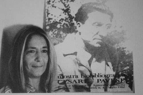 bubisanatcom's tweet photo. Tezer Özlü:

Birdenbire çok yorulduğumu, taşıyamayacağım kadar yaşantı üstlendiğimi ölürcesine algıladım. Kitapsız, sanatçısız, tartışmasız bir yaşamın özlemi sardı benliğimi. https://t.co/DaU7AUwpzC