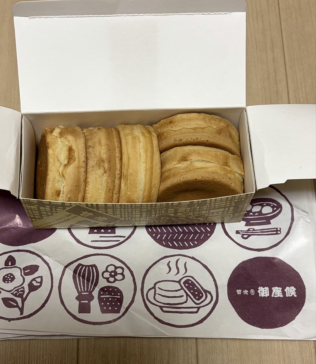 Showzi_2121's tweet photo. 昨日のおやつ😁
地域によって製品名が違いますが、現場の若い子達に「御座候」知ってる❓て聞いたら「いざ早◯て何ですか❓」て言われました🙄
早い方ではなくゆっくり味わって頂きました😁 https://t.co/6pY0bn0b89