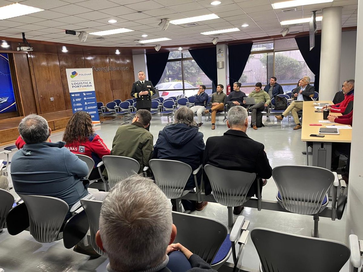 Capuertovalp's tweet photo. Capitán de Puerto expuso en una nueva sesión de FOLOVAP las coordinaciones interinstitucionales y el despliegue operativo implementado para enfrentar el reciente sistema frontal que afectó a la Región de Valparaíso, destacando el trabajo preventivo y la respuesta desarrollada para resguardar la seguridad de la comunidad y del borde costero. #Valparaíso #SeguridadMarítima