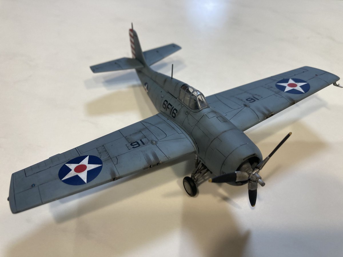 Saritch308's tweet photo. ハセガワ 1/72 F4F-4ワイルドキャット
が完成でございます〜
尾翼の紅白模様が野暮ったカッコいい。
縁起も良くてハナマル。
主脚は資料では黒が多かったのですが、キット指定の薄グレーもいいですね。
当時最強の零戦にいじめられながらも米軍を支え続けた健気なヤツです。
こういう存在の飛行機好き https://t.co/xMZvjs3xYu