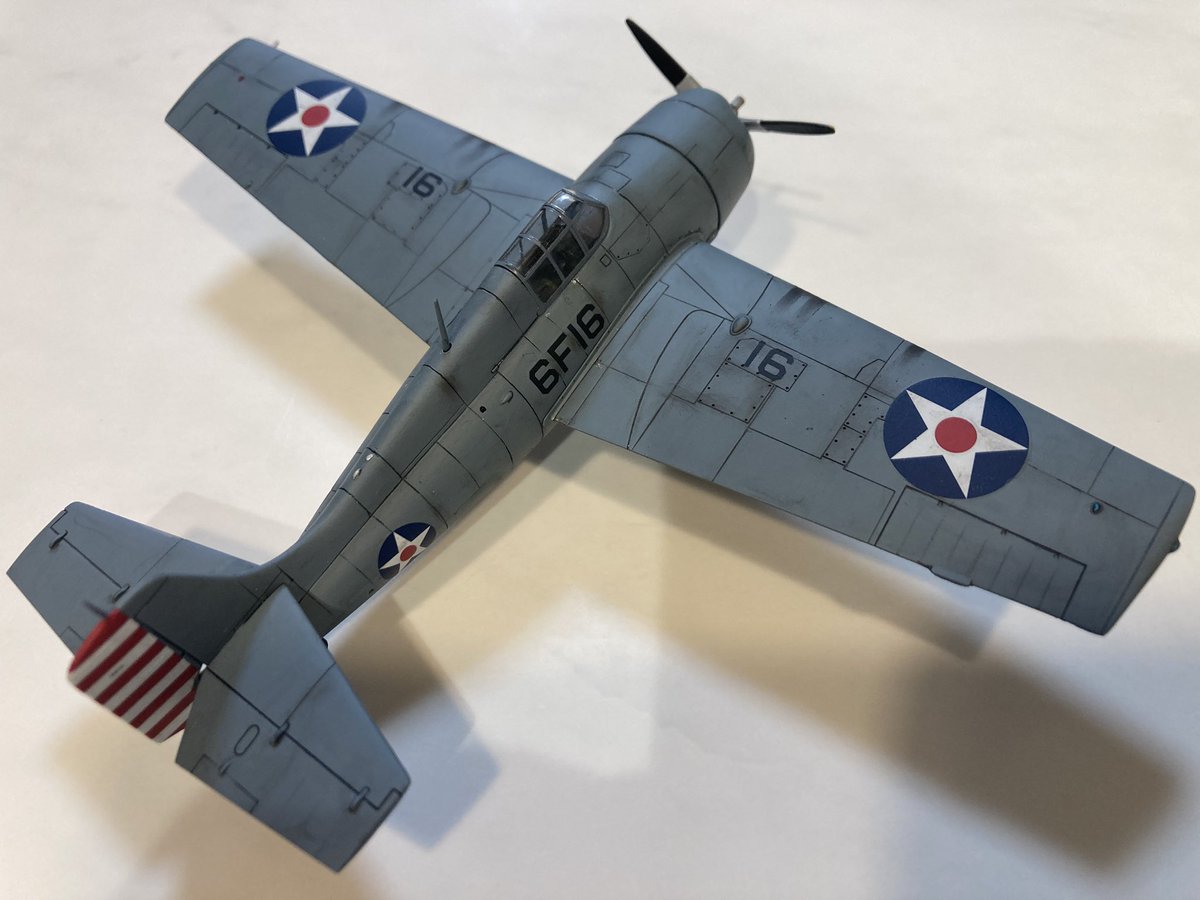Saritch308's tweet photo. ハセガワ 1/72 F4F-4ワイルドキャット
が完成でございます〜
尾翼の紅白模様が野暮ったカッコいい。
縁起も良くてハナマル。
主脚は資料では黒が多かったのですが、キット指定の薄グレーもいいですね。
当時最強の零戦にいじめられながらも米軍を支え続けた健気なヤツです。
こういう存在の飛行機好き https://t.co/xMZvjs3xYu