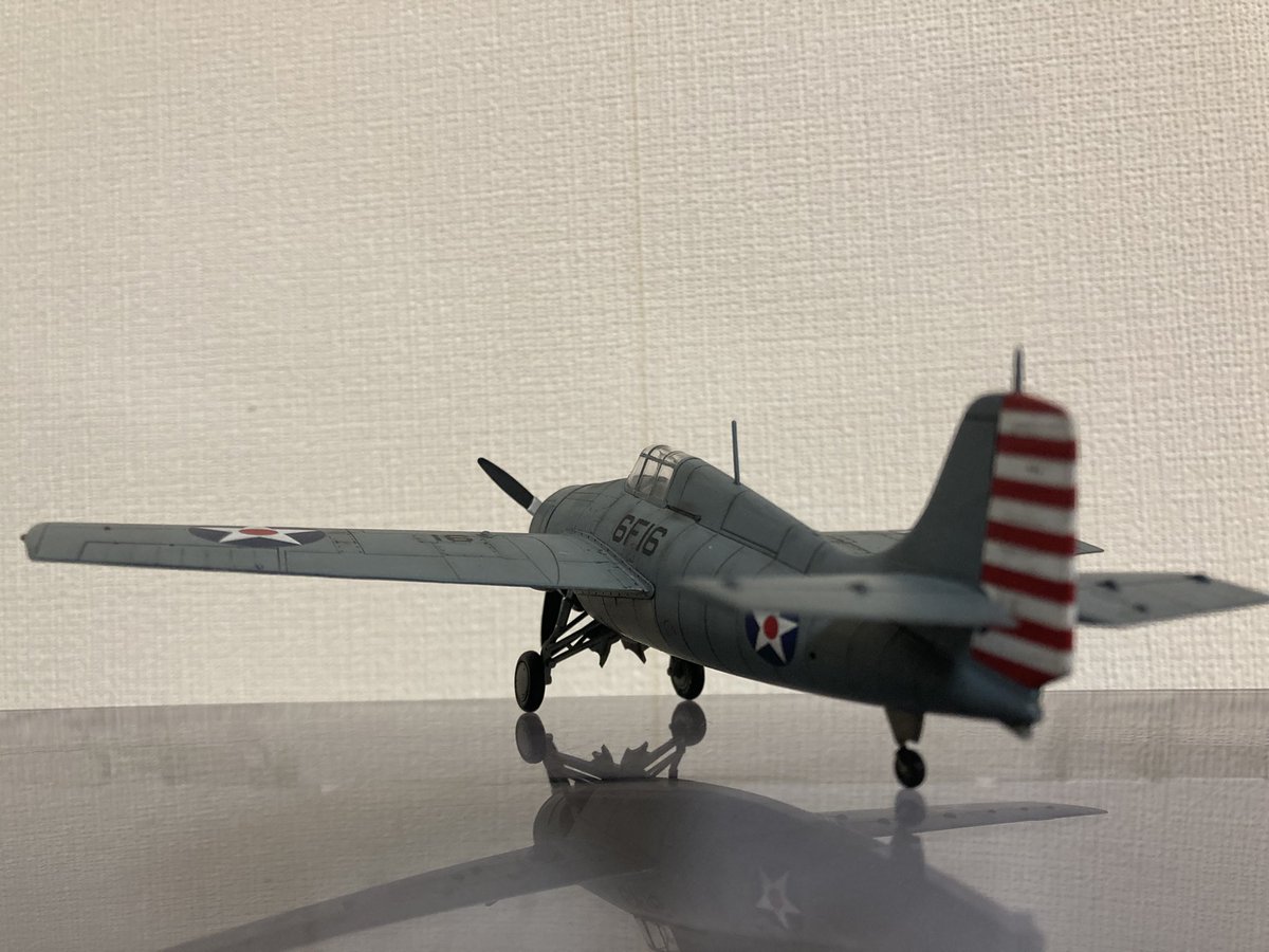 Saritch308's tweet photo. ハセガワ 1/72 F4F-4ワイルドキャット
が完成でございます〜
尾翼の紅白模様が野暮ったカッコいい。
縁起も良くてハナマル。
主脚は資料では黒が多かったのですが、キット指定の薄グレーもいいですね。
当時最強の零戦にいじめられながらも米軍を支え続けた健気なヤツです。
こういう存在の飛行機好き https://t.co/xMZvjs3xYu