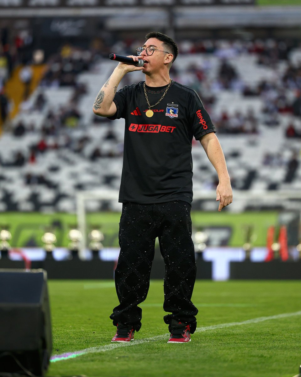 ColoColo's tweet photo. Forest prendió la fiesta en la bienvenida de Vozinha 🤟🏻⚪️⚫️

Seguimos en vivo en nuestro YouTube desde el Estadio Monumental 🤟🏻⚪️⚫️

👉🏻 https://t.co/lzQVje9Z85 https://t.co/jLJCuO3sIh