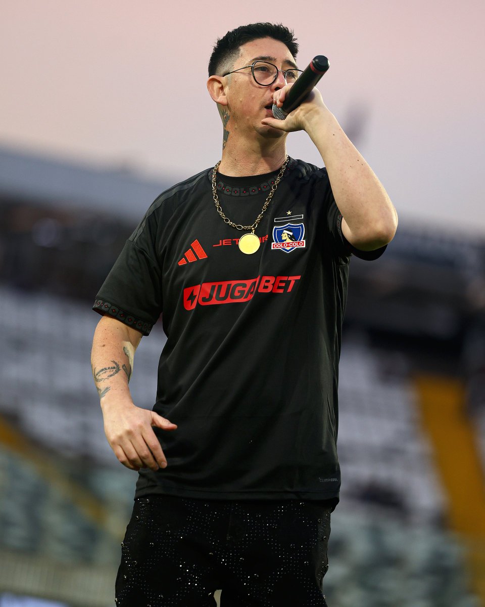 ColoColo's tweet photo. Forest prendió la fiesta en la bienvenida de Vozinha 🤟🏻⚪️⚫️

Seguimos en vivo en nuestro YouTube desde el Estadio Monumental 🤟🏻⚪️⚫️

👉🏻 https://t.co/lzQVje9Z85 https://t.co/jLJCuO3sIh
