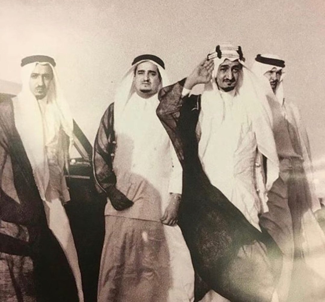 Awter9's tweet photo. صورة تاريخية تجمع الملك فيصل بن عبدالعزيز  ومن اليمين الأمير فيصل بن تركي الأول بن عبدالعزيز ومن اليسار الملك فهد بن عبدالعزيز  و الأمير عبدالله الفيصل رحمهم الله جميعًا https://t.co/U5ogzVk0HI