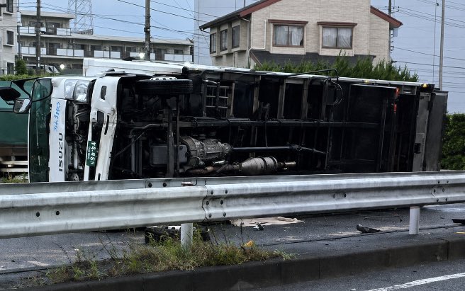 wand530544's tweet photo. 【事故】国道246号・下鶴間トンネルでトラック横転事故発生、通行止めと渋滞状況まとめ、リアルタイム最新情報、大和市https://t.co/nccK0QaY1d https://t.co/prxusSINsm