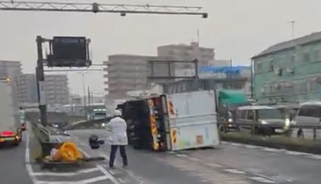 wand530544's tweet photo. 【事故】国道246号・下鶴間トンネルでトラック横転事故発生、通行止めと渋滞状況まとめ、リアルタイム最新情報、大和市https://t.co/nccK0QaY1d https://t.co/prxusSINsm