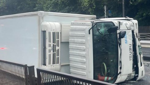 wand530544's tweet photo. 【事故】国道246号・下鶴間トンネルでトラック横転事故発生、通行止めと渋滞状況まとめ、リアルタイム最新情報、大和市https://t.co/nccK0QaY1d https://t.co/prxusSINsm
