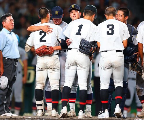 general_basebal's tweet photo. 仙台育英が札幌日大を
3―1で破った開幕戦。

試合終了後、仙台育英の選手たちは
札幌日大へ何度も、

「ありがとうございました」

その声は中継にも入り、
試合最後は両校の選手が抱き合った。

2026年夏、最初の試合。

#高校野球 https://t.co/hyWiDXBkod