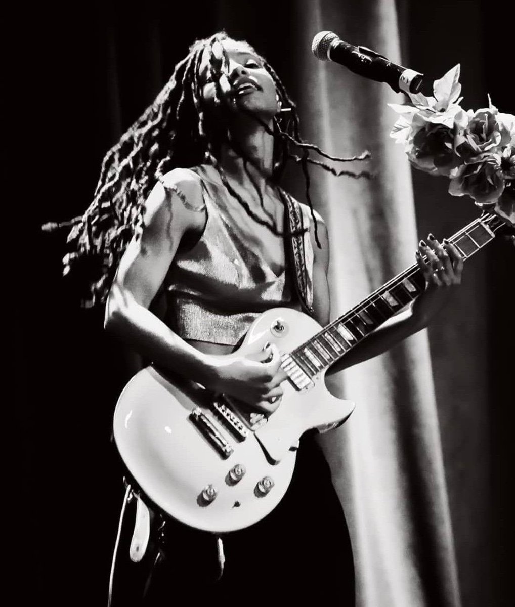 cxhwrId's tweet photo. halle x her guitar ⋆˚࿔♪˚⊹ https://t.co/hZbJ2Iq3YJ