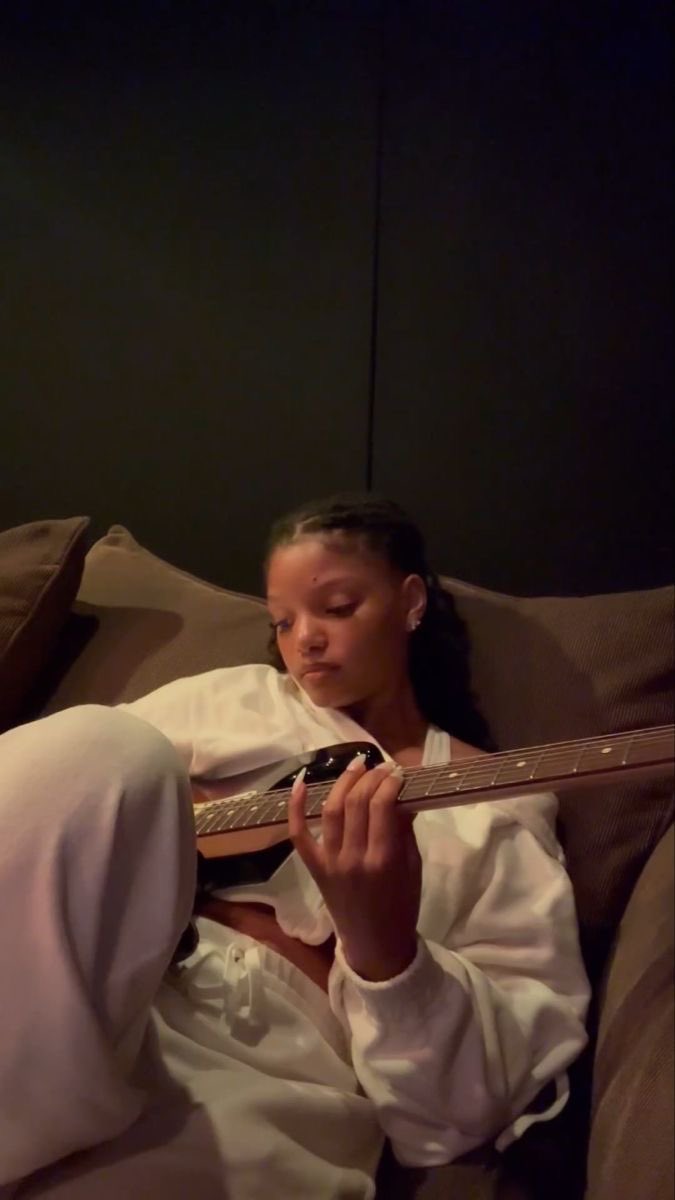 cxhwrId's tweet photo. halle x her guitar ⋆˚࿔♪˚⊹ https://t.co/hZbJ2Iq3YJ