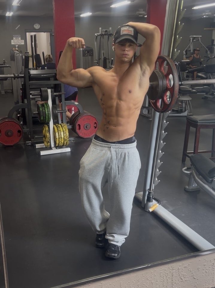 KaizenDoms's tweet photo. bow down to your new Master 🙇 #Alpha #Dom #Cashmaster #Feet #Soles #Cashcock https://t.co/50YSKoB49C