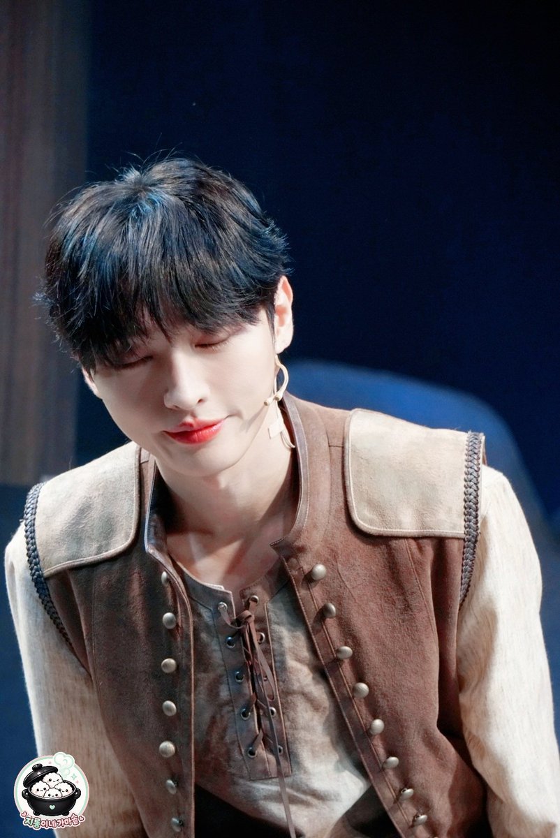 sasa91191's tweet photo. 갤러리: 또 윤지성입니다

뮤지컬 소년의초상 커튼콜

260804 The Portrait of a Boy Musical | Curtain Call

#윤지성 #YoonJisung #소년의초상 #워너원 #룽코포 https://t.co/1Ijflzp5JN