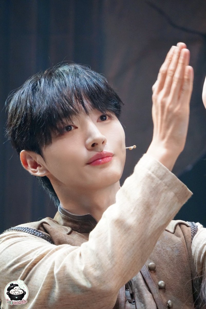 sasa91191's tweet photo. 갤러리: 또 윤지성입니다

뮤지컬 소년의초상 커튼콜

260804 The Portrait of a Boy Musical | Curtain Call

#윤지성 #YoonJisung #소년의초상 #워너원 #룽코포 https://t.co/1Ijflzp5JN