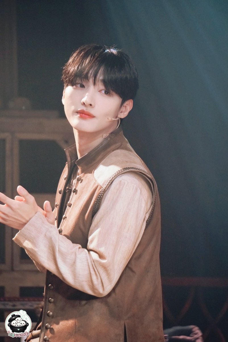 sasa91191's tweet photo. 갤러리: 또 윤지성입니다

뮤지컬 소년의초상 커튼콜

260804 The Portrait of a Boy Musical | Curtain Call

#윤지성 #YoonJisung #소년의초상 #워너원 #룽코포 https://t.co/1Ijflzp5JN