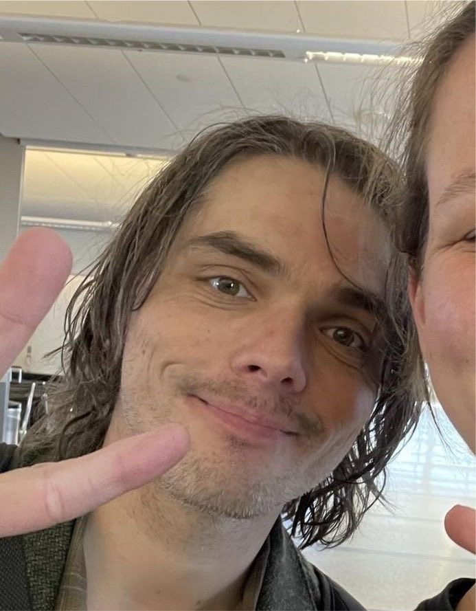 vampirard's tweet photo. this genre of gerard photos https://t.co/mNjHvyNgFe