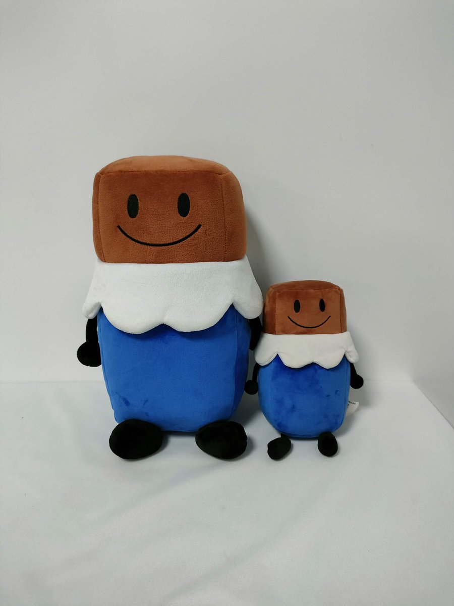 OSCMerchNews's tweet photo. The new Chocolate Bar plush has been shown off! Seems like there isn’t really design changes besides the new one being DOUBLE the size of the 2023 print https://t.co/4J49eqnzHE
