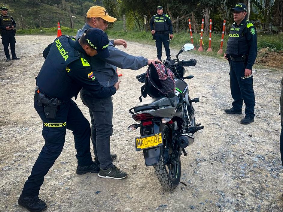 PoliciaStander's tweet photo. En #LaBelleza, nuestros policías mantienen presencia permanente mediante puestos de prevención y control, realizando registro a personas, verificación de antecedentes, con el propósito de fortalecer la seguridad, la convivencia y la tranquilidad de todos los ciudadanos. #S2D https://t.co/NzE5VxSuZa