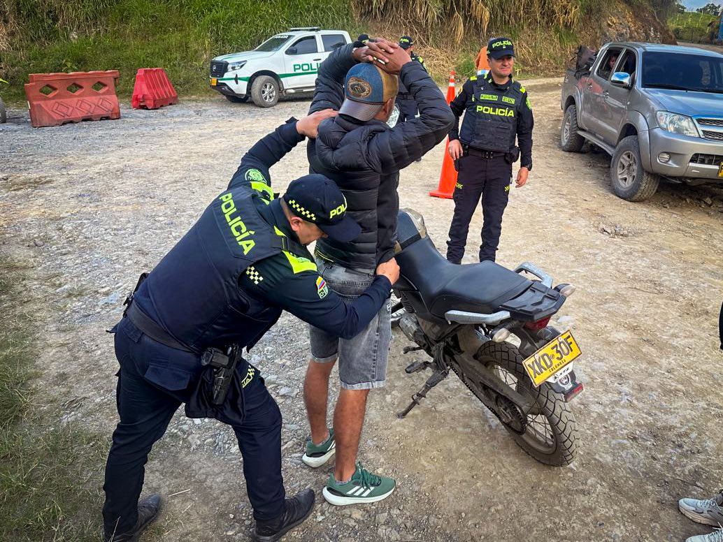 PoliciaStander's tweet photo. En #LaBelleza, nuestros policías mantienen presencia permanente mediante puestos de prevención y control, realizando registro a personas, verificación de antecedentes, con el propósito de fortalecer la seguridad, la convivencia y la tranquilidad de todos los ciudadanos. #S2D https://t.co/NzE5VxSuZa