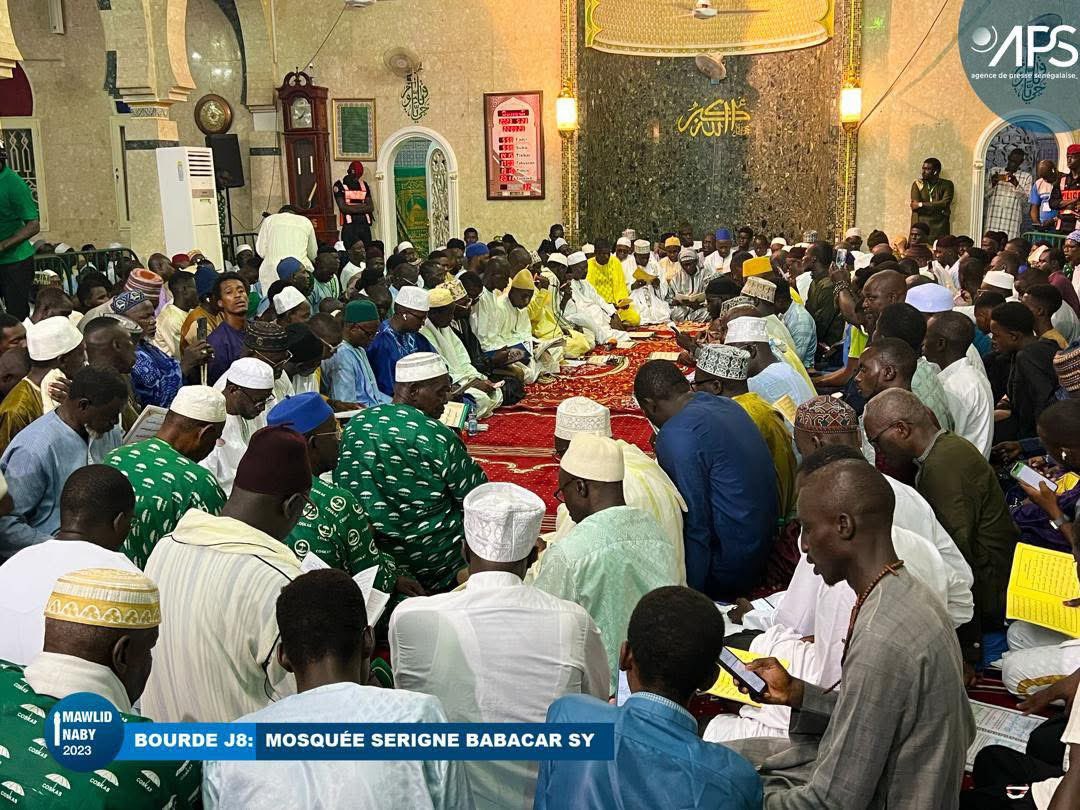 MamadouIbnAbdal's tweet photo. الا عظموا ليل الولادة حسبة 
اذا لم يكن نحو الحرام عدول

“Célébrez la nuit de la naissance du Prophète  ﷺ où que vous soyez dans la pure tradition prophétique, en vous éloignant de tous les interdits.”

El Hadji Malick Sy , Laqad Hadja Qalbi

#GamouTivaouane #MawlidNabiﷺ Jj-22 https://t.co/rGF7oZQmtY