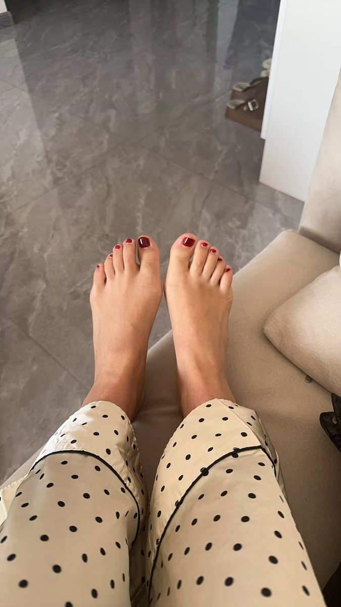 jiaodimaster's tweet photo. 170 40的大脚 一双大肉脚底充满褶皱 拍了好多发不出来 喜欢褶皱的有福了 https://t.co/hUN1kegteO