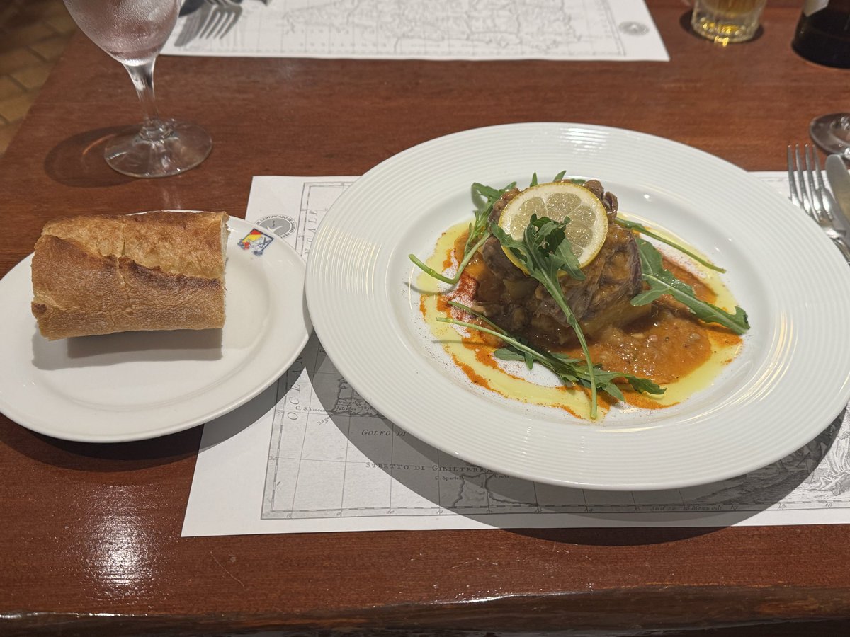 Pink_Ambrosia's tweet photo. こはなさんと1回目の暑気払いで良いお食事とお酒をいただいてきました。
まずはスペイン料理でランチです。子羊がほろほろでナイフいらないんじゃ？って位柔らかいし癖もないしで、久しく良いもの食べてなかったので、口内と胃の喜びようは凄かった🤤🤤🤤 https://t.co/ZYLoap10wl