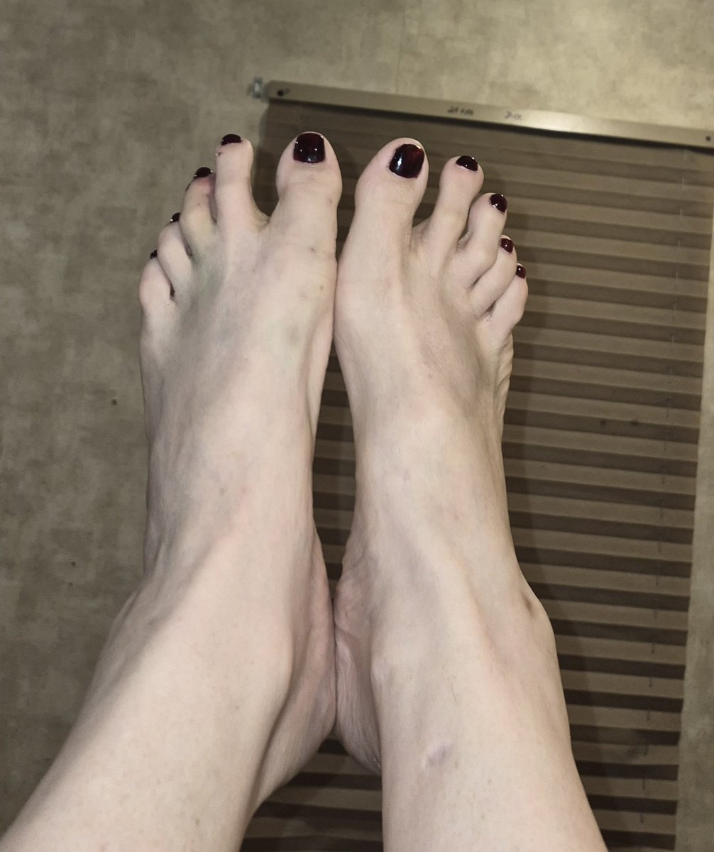 TallTexasChick's tweet photo. Just laying in bed admiring my huge feet. https://t.co/HQfEFa3Q20