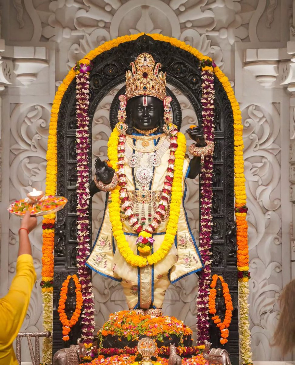 ShriAyodhya_'s tweet photo. प्रार्थना में जब प्रेम घुल जाता है, तो वह सीधे परमात्मा का प्रसाद बन जाती है ❣️ https://t.co/g0JXxUff3V