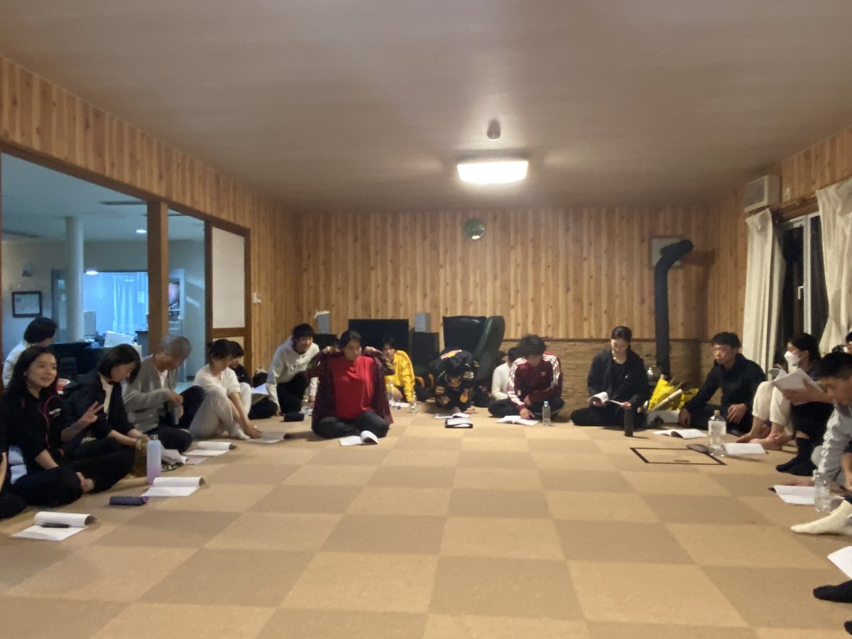 Kuramoto_kaiwai's tweet photo. 【参加者募集‼︎】
富良野GROUP
「技術を超える“心”を磨く」
短期集中ワークショップ

富良野塾跡地に滞在しながら、表現者としての「根っこ」と向き合う3日間。

自然の中で寝食を共にし、五感を磨き、人間を見つめる時間を過ごします。

■日程
2026年9月20日（日）〜22日（火・祝）

■参加費
35,000円（宿泊・食事・受講料込み）

■定員
10名程度

■応募締切
8月23日（日）

詳細・お申込みは画像内QRコードより。

#富良野GROUP #富良野塾 #演劇ワークショップ #俳優 #表現者 #北海道富良野