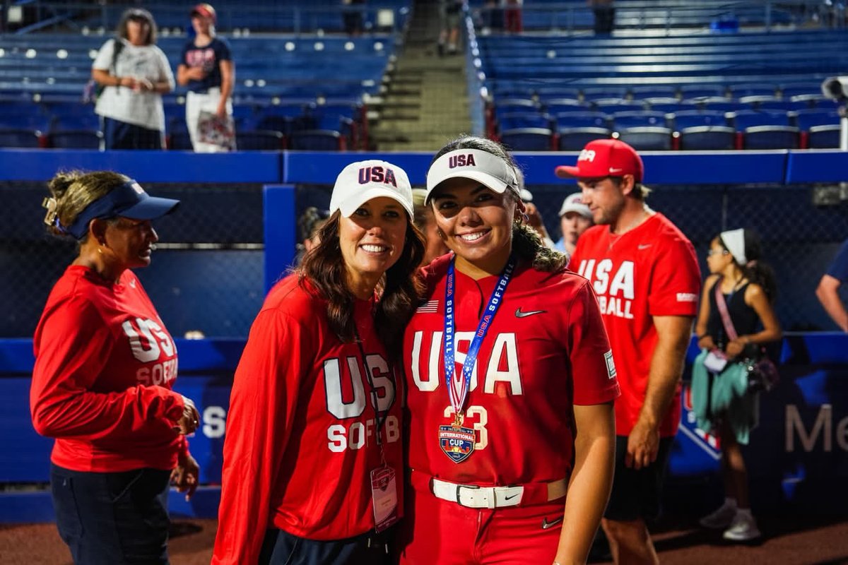 fcasarahroberts's tweet photo. Still processing what the Lord did in and through these women this week but here’s what I know… 

Thankful for the Lord and his blessings (our Sermon on the mount study 😉) 
I Love these women so much! 
I am Proud of Team USA 🇺🇸 
This is only the beginning ❤️💙 https://t.co/iuitEO8QKS