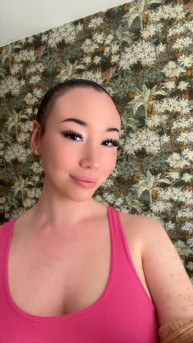 NaomiGoldman888's tweet photo. Pretty in pink 🩷🌸 #pink #brunette #onlyfans https://t.co/pdZu3w4w0M