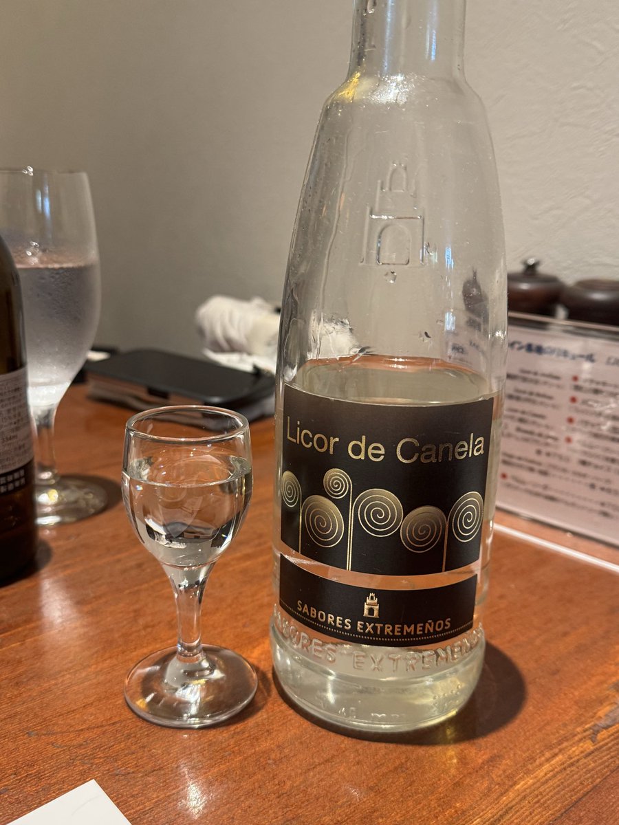 Pink_Ambrosia's tweet photo. シナモンのリキュール17度。
シナモン大好きマンなので、絶対飲む！！って頼んだら出てきたのがショットグラス(？)。
あ、これヤバい奴かもと思ったけど、本当に驚くほどシナモンで超強強シナモンだった。めっちゃ好き超好き！！！アルコールなんて全然気にならず飲んじゃいました。何処かに売ってる？ https://t.co/RFBWjr4Gyf