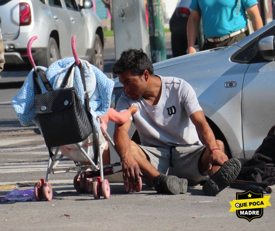 QuePocaMadre_Mx's tweet photo. ❤️‼️ ENTRE MALABARES Y SUEÑOS, UN PAPÁ LUCHA POR SU BEBÉ EN LAS CALLES DE #Toluca #Edomex‼️👶✨

👉Mientras Elodio realiza sus malabares en las calles de #Toluca, hay alguien que no pierde detalle de su presentación: su bebé, quien observa en primera fila el esfuerzo de su papá. 🥹

📸 Primer Respondiente