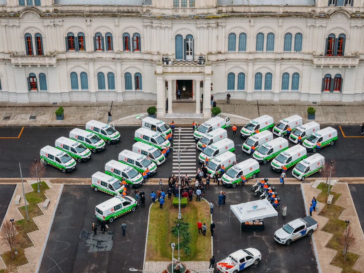 frigeriorogelio's tweet photo. MÁS AMBULANCIAS 0 KM Y EQUIPAMIENTO PARA SALUD 

Hoy incorporamos 24 ambulancias, 5 motos sanitarias, un ecógrafo y un desfibrilador para mejorar la capacidad de respuesta ante las emergencias en toda la provincia.

En dos años y medio ya sumamos 50 ambulancias 0 km, como parte de una decisión que tomamos desde el primer día: ordenar el Estado, trabajar de manera articulada con organismos como @saltograndearg y poner los recursos donde más se necesitan.

Porque cada inversión que hacemos en salud tiene un único objetivo: cuidar mejor la salud de los entrerrianos.
