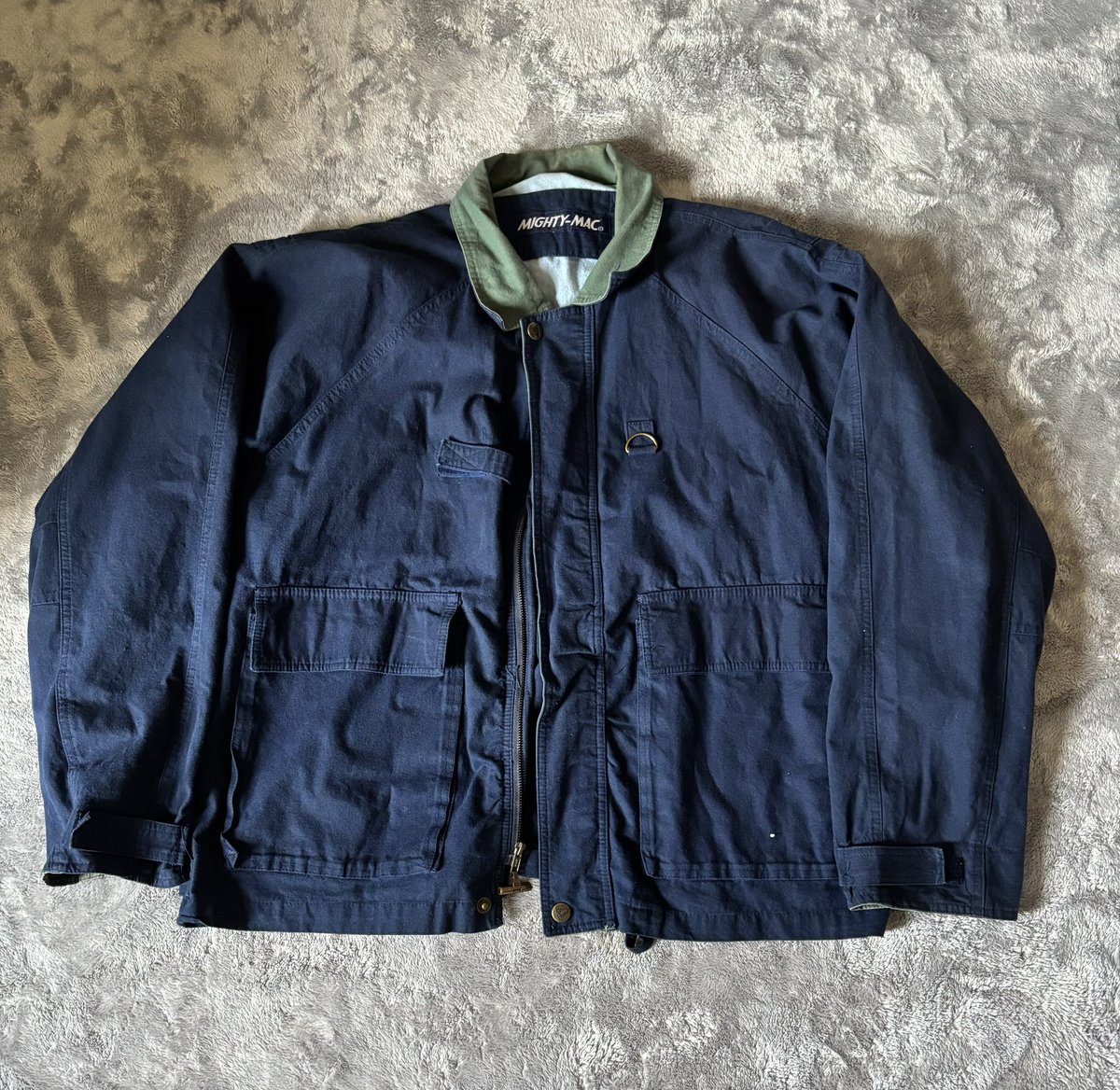 Garfunk20221's tweet photo. 購入品をちらほら。

90年代　Mighty-Mac Cotton blouson

フィッシングジャケットをより着やすくしたような1着。身幅もたっぷり。
ネイビーと襟のグリーンの切り替えに、裏地にシャンブレー。凝っててオシャレ https://t.co/BH0RmlFxmo