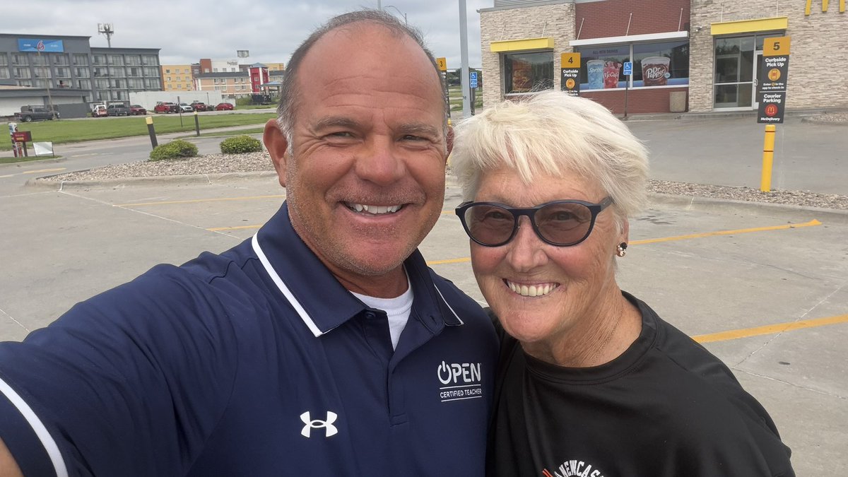 bdevore7's tweet photo. There are people in life who come along and take you under their wing and you are eternally grateful for them. #physed legend JoAnne Owens-Nauslar is one of them for me! Thanks for making time today to discuss the present and future of the professions! https://t.co/mMAtm4ZBy5