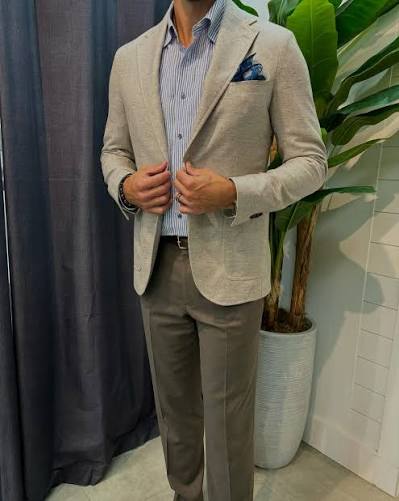 brysonbort's tweet photo. Blackhat Nature's Guide: 🍃

- if they have a jacket, they're probably Sales
- if the jacket has a pocket square, they are DEFINITELY Sales
🦄 https://t.co/ud1EH6QGrw