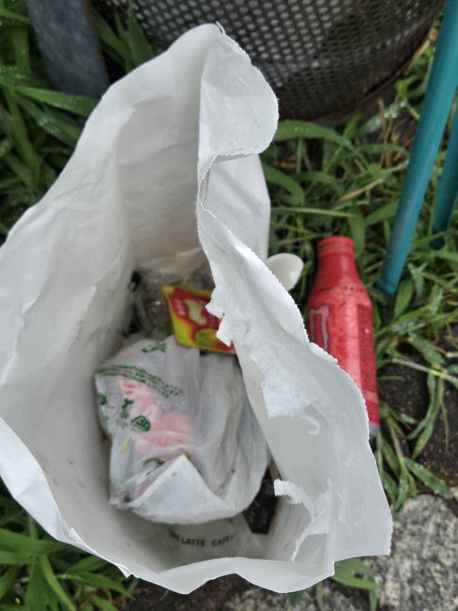 teruyooon's tweet photo. おはようございます👋😃☀️
お散歩🚶‍♀️ついでにゴミ拾い🗑️

小雨🌂で気持ちの良い朝でした。

夜は雨降り☔だったのでしょうか？
ゴミも少なめで◎

今日も素敵な1日を❣️

#小雨が気持ち良い #ポイ捨て少なめ #豊かな朝 https://t.co/CcGzyMBOF2