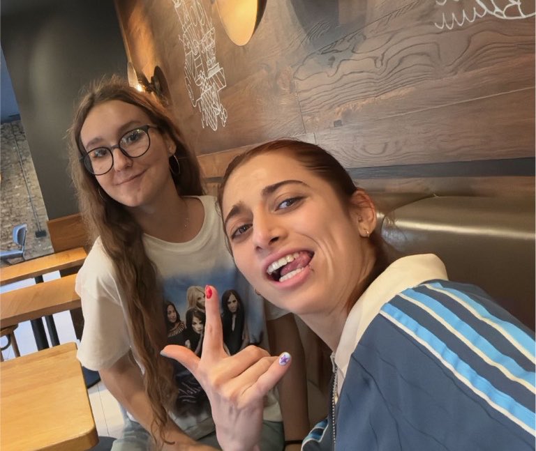 comfortgnzalez's tweet photo. #integracionlulier hola soy lu, tengo 18 y soy de sevilla, españa. sigo a lu desde 2020 pero fue en 2024 cuando por fin pude verla en persona y fue un amor. sigo viéndola muchísimo aunque estoy muy inactiva por aquí, pero si quieren una mutual aquí estoy 🫶🏼 https://t.co/PqMTnWWsAg