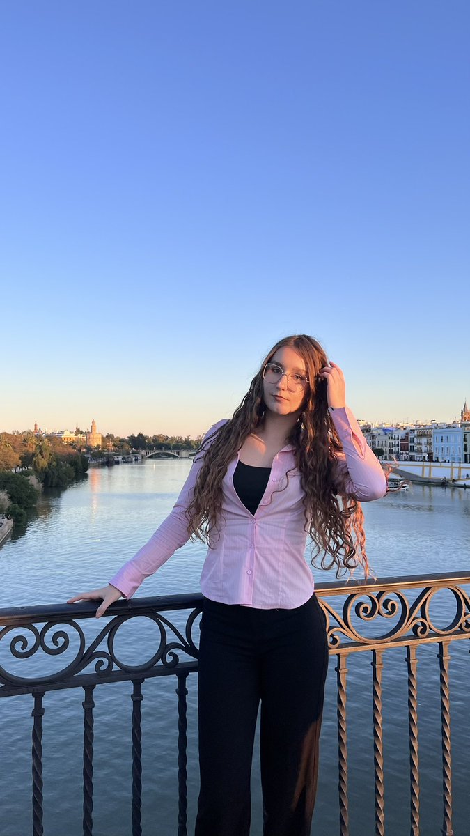 comfortgnzalez's tweet photo. #integracionlulier hola soy lu, tengo 18 y soy de sevilla, españa. sigo a lu desde 2020 pero fue en 2024 cuando por fin pude verla en persona y fue un amor. sigo viéndola muchísimo aunque estoy muy inactiva por aquí, pero si quieren una mutual aquí estoy 🫶🏼 https://t.co/PqMTnWWsAg